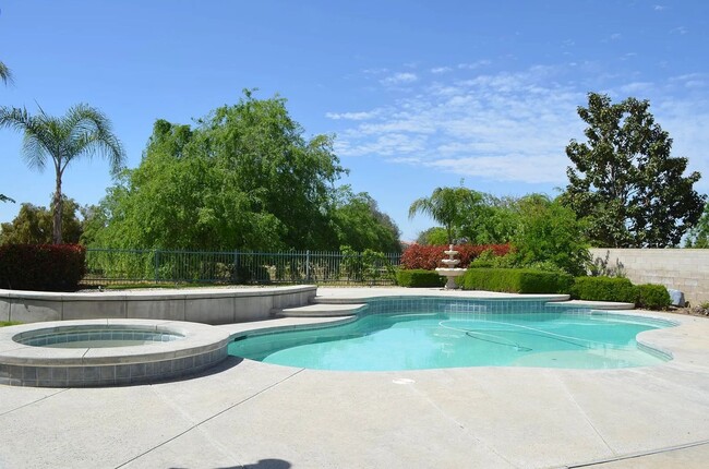 Foto del edificio - Spacious Riverlakes Golf Course Home with Pool, Spa & 3-Car Garage