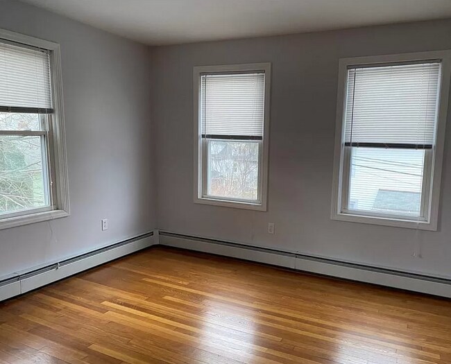 Corner bedroom, lots of natural light - 18 Crouch St