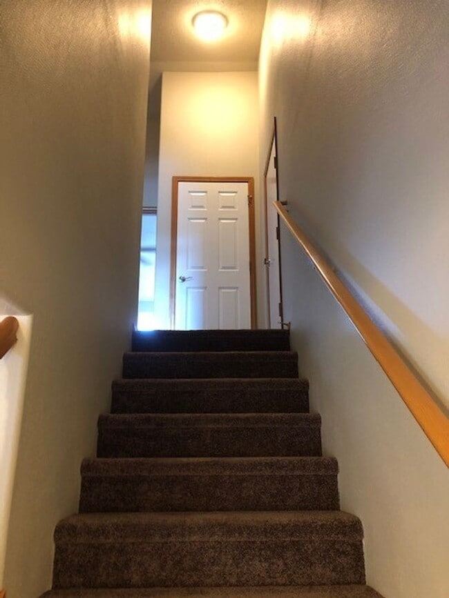 Foto del edificio - Completely renovated 3 Bed, 2.5 Bath Townhouse in McMinnville- Pets on Approval, Landscaping Incl...