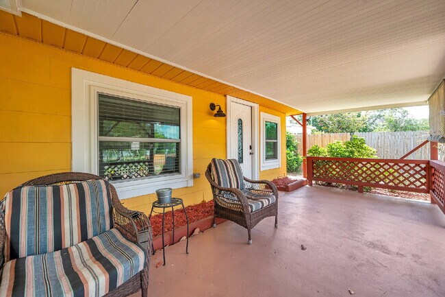 Building Photo - Fully Furnished Pool Home | Flexible Lease...