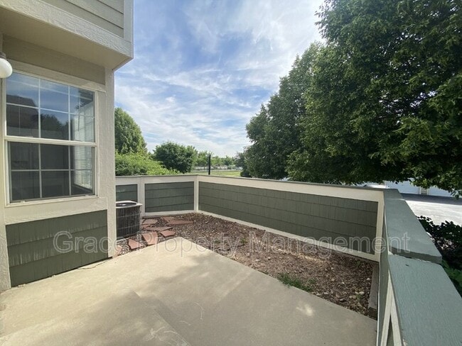 Building Photo - 930 Button Rock Dr