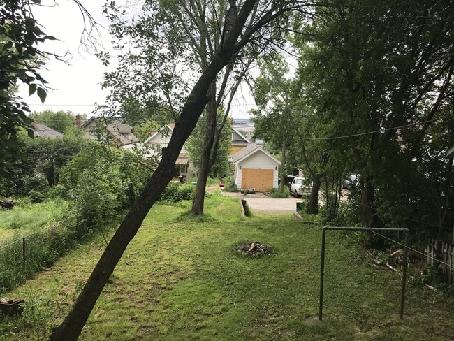 Building Photo - AVAILABLE JUNE 1ST - 2 Bed 1 Bath Home in Craft District!