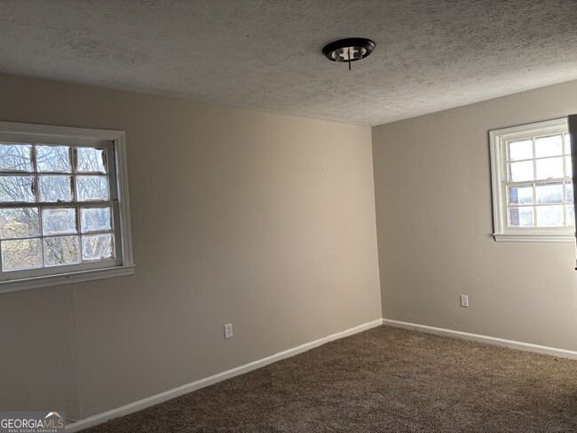 Building Photo - 138 White River Rd