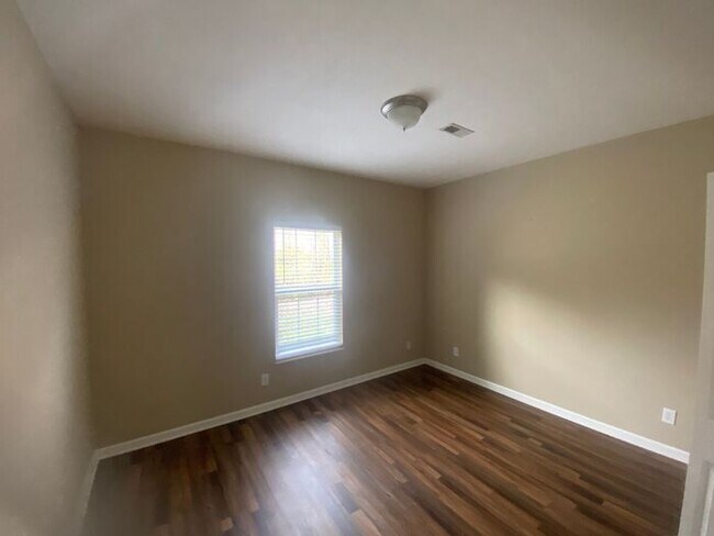 Foto del edificio - 2 bed, 2 bath, 2 car garage ranch style townhouse in N. Knoxville