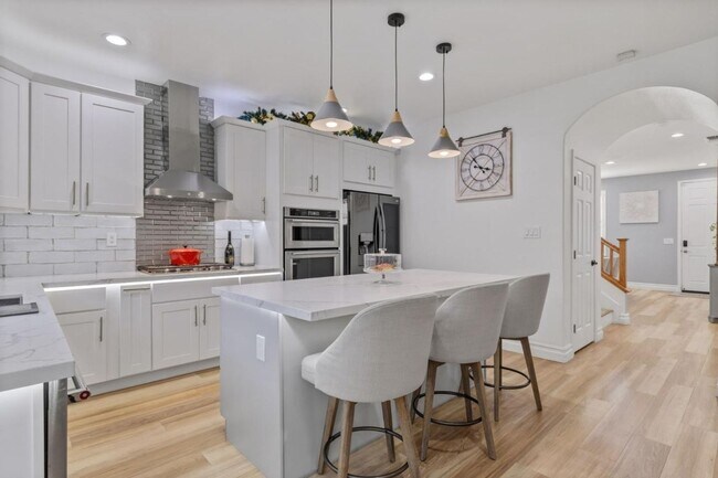 Building Photo - Spacious Detached Home in the Basking Ridge Community