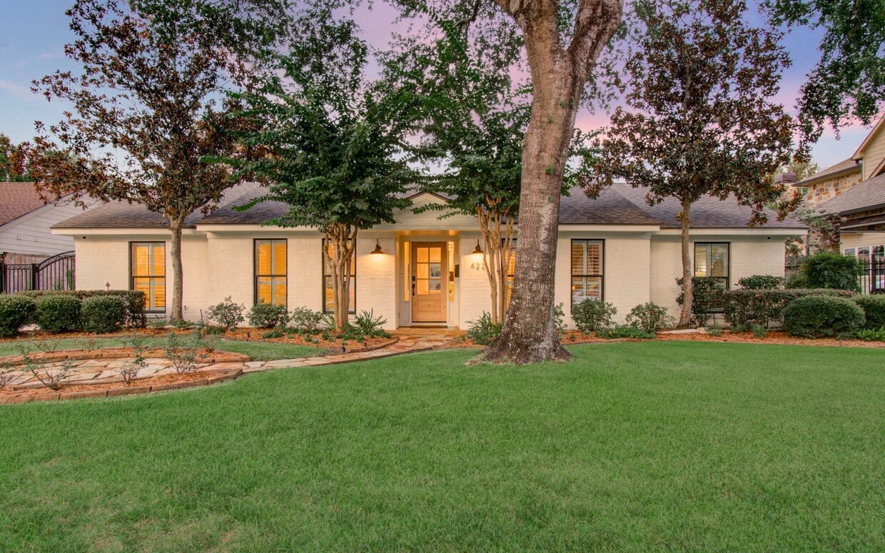 Primary Photo - 422 Wycliffe Dr
