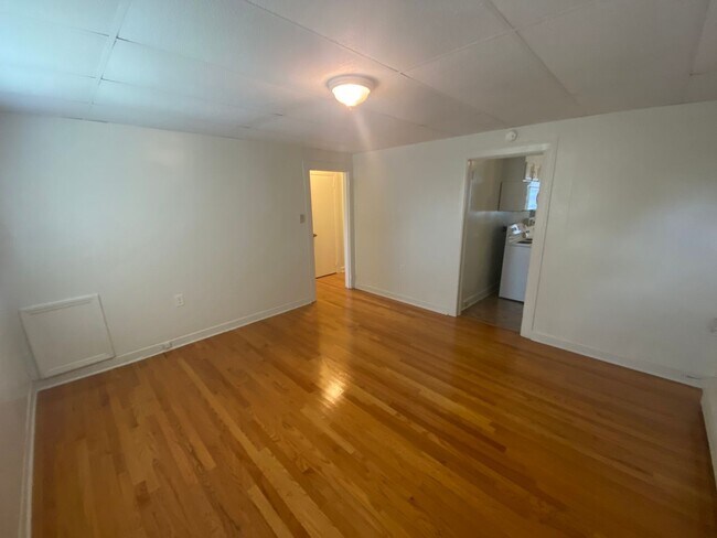 Foto del edificio - Private carport, in-unit laundry, and the Lakewood strip right outside your door.
