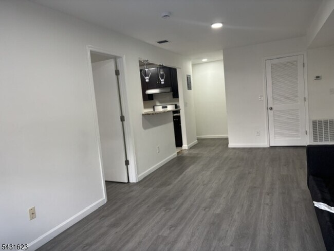 Building Photo - 392 College Dr