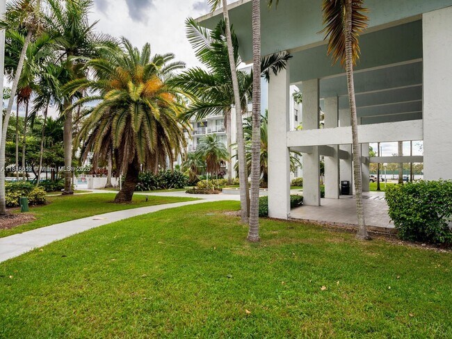 Foto del edificio - 496 NW 165th St