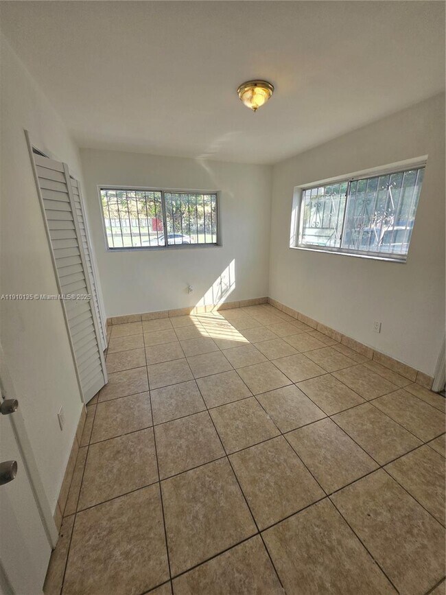 Foto del edificio - 3110 NW 19th Ave