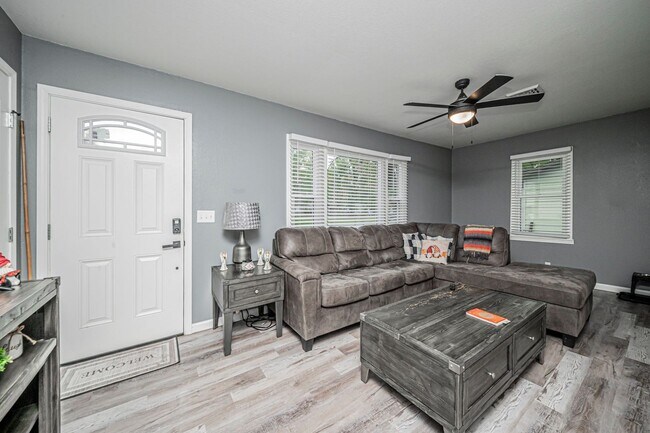 Foto del edificio - Please View 3D Virtual Walk-Through Before Scheduling a Showing