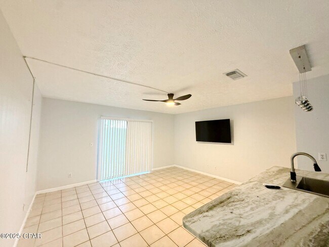 Foto del edificio - 4113 Holiday Dr