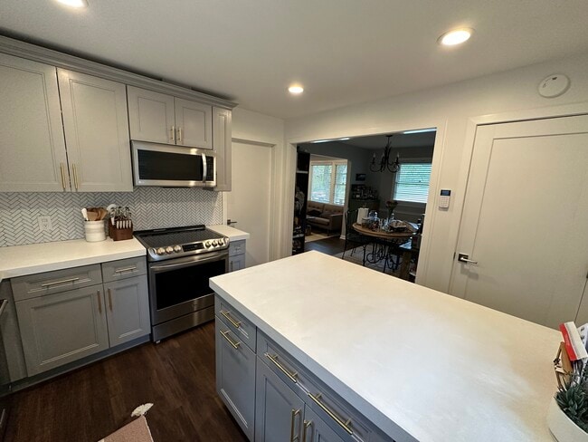 Building Photo - 6404 Thunderbird Dr
