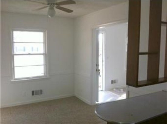 Building Photo - 10104 White Ave