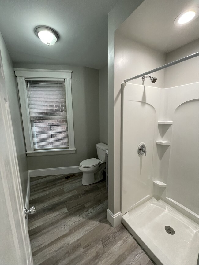 Bath - 1564 Chase Ave