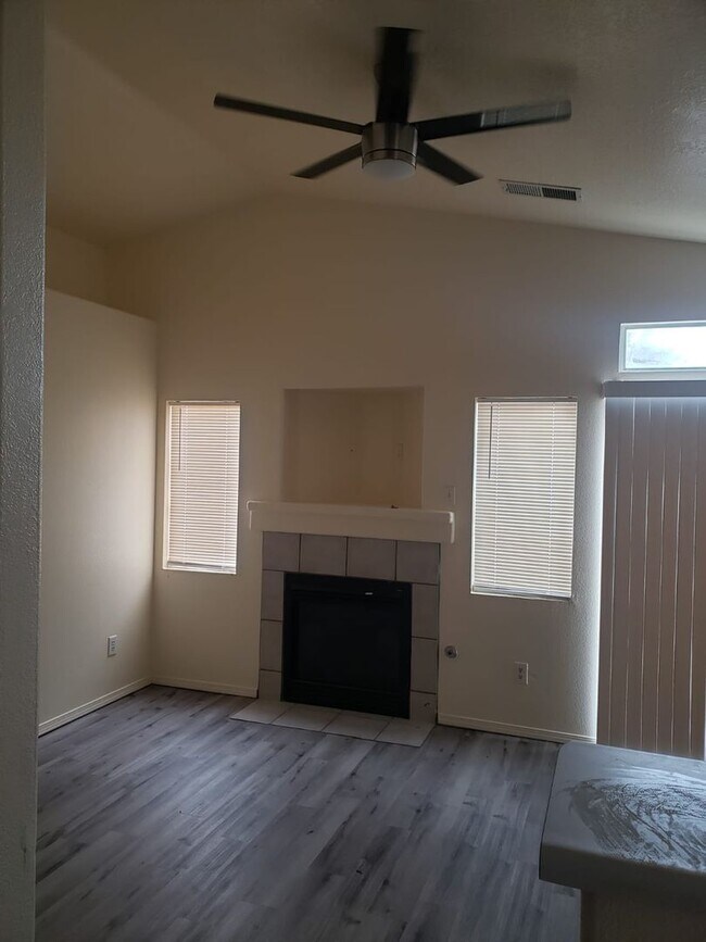 Building Photo - Westside  4 Bedroom 2 Bath with two car ga...