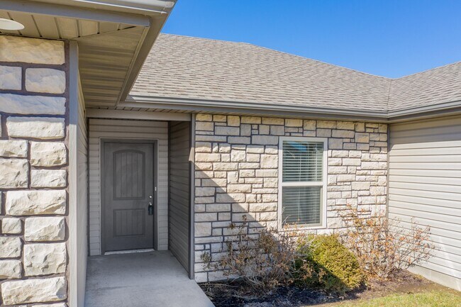 Building Photo - 5731 Abercorn Dr