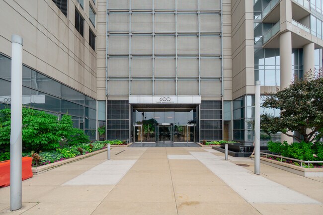 Foto del edificio - 600 N Lake Shore Dr