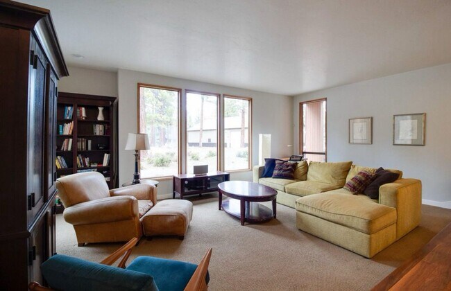 Foto del edificio - Fantastic 3-Bdr Home with Private Airport Access!