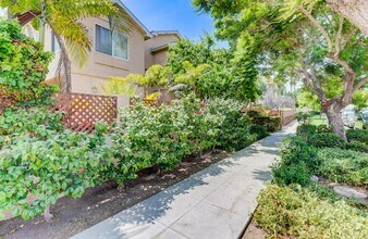 Building Photo - 1939 Felspar St