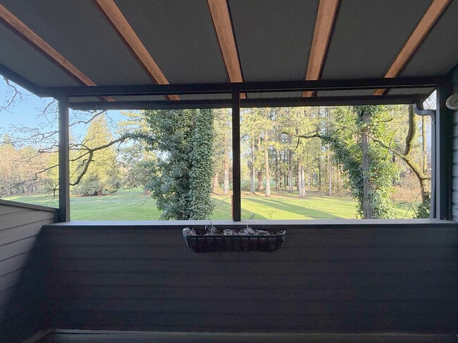 Building Photo - 8949 SW Fairview Pl