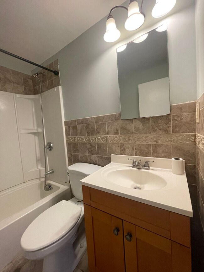 Foto del edificio - Recently updated 2 bedroom condo in charmi...
