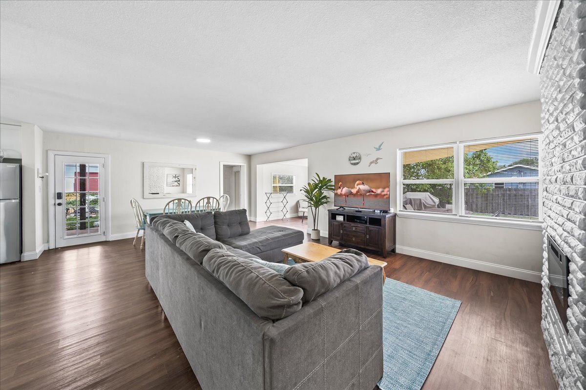 Living Room - 1610 Glen Haven Dr