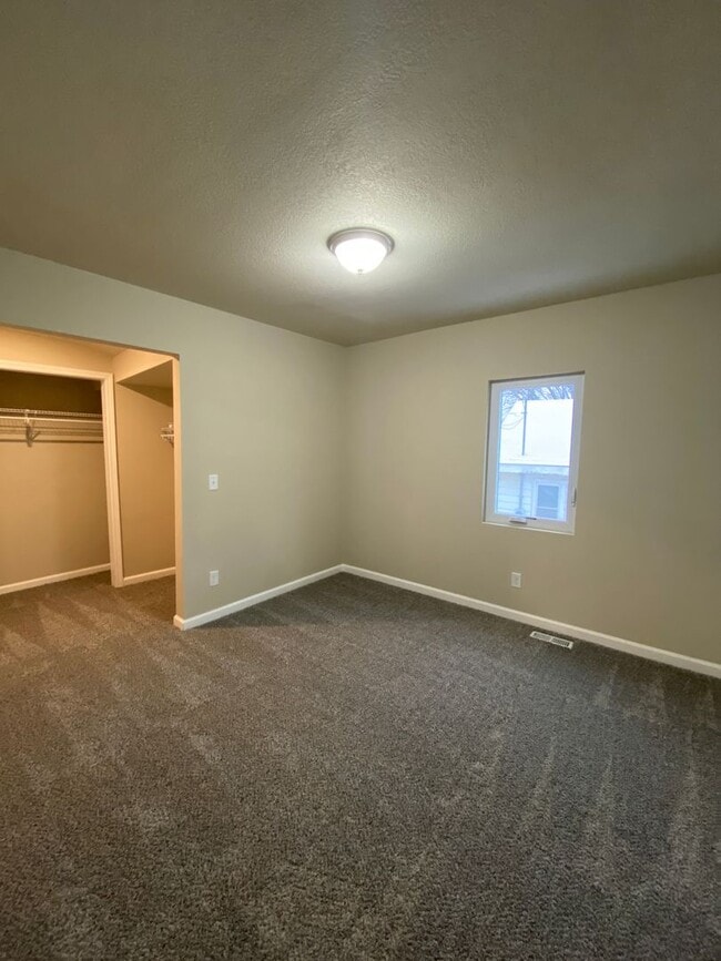 Building Photo - Newly remodeled 3 bedroom 1 bath 2 Stall D...