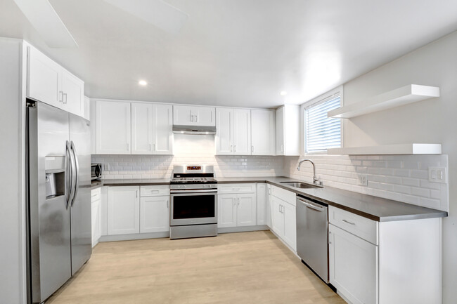 Kitchen - 440 Irvine Ave