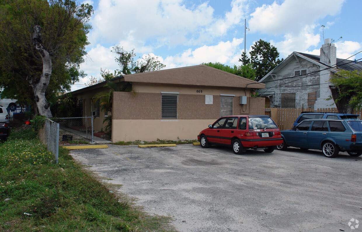 Primary Photo - 669 NW 28th St