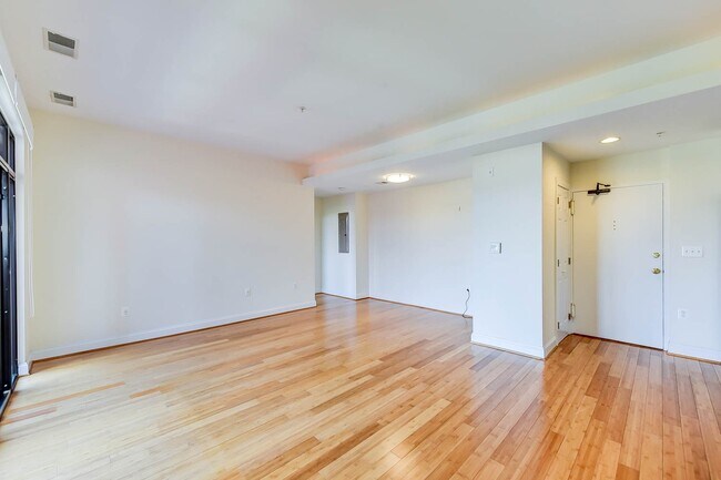 Building Photo - Gorgeous 2 Bedroom Penthouse in River Plac...