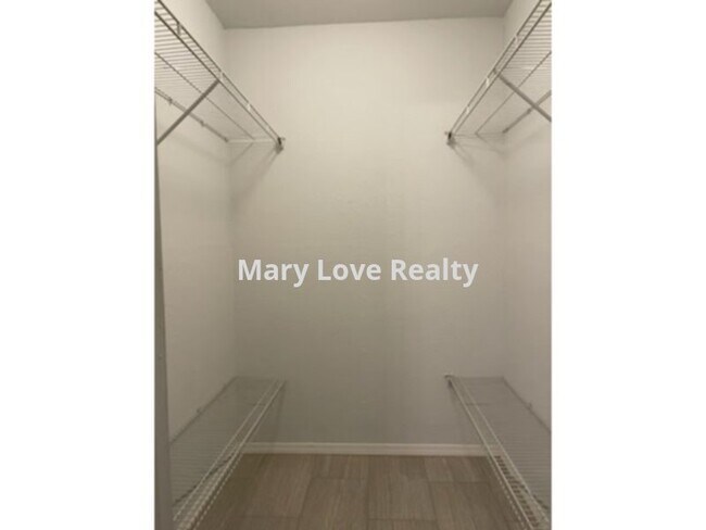 Foto del edificio - UNFURNISHED ONE BEDROOM / ONE BATHROOM APA...