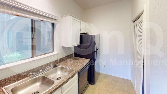 Foto del edificio - 5550 Spring Valley Rd