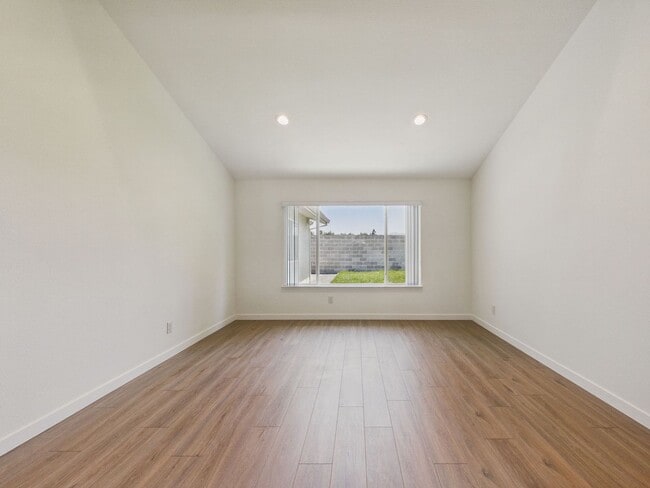 Foto del edificio - COMPLETELY BRAND NEW HOUSE from ground up! Available NOW $5,300
