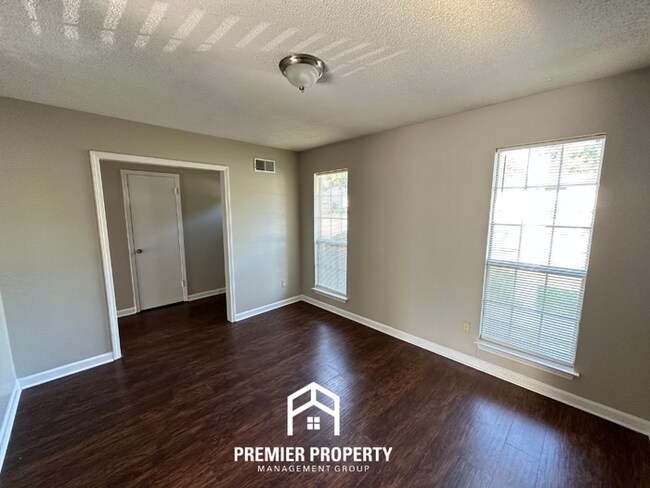 Building Photo - Modern 3BR/2BA Memphis Home | Bright Interiors, Fireplace & 2-Car Garage
