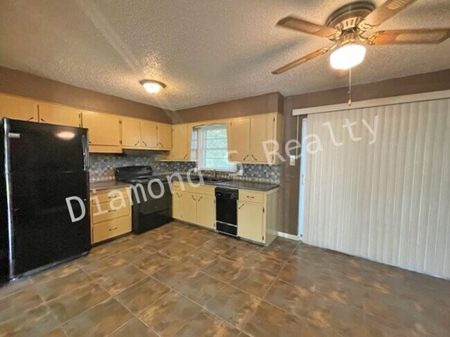 Building Photo - South Springfield 3 Bedroom Home Available Soon!