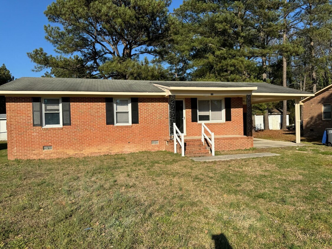 Primary Photo - 3 Bedroom Home - Vouchers Accepted - Domin...