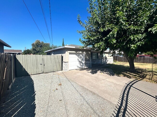 Foto del edificio - 3 Bedroom/1 Full Remodeled Bath Stockton Ca