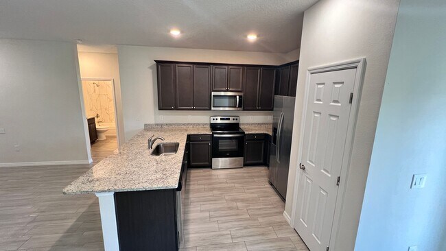 Foto del edificio - BEAUTIFUL 3 Bedroom, 2 Bathroom Home in Pa...
