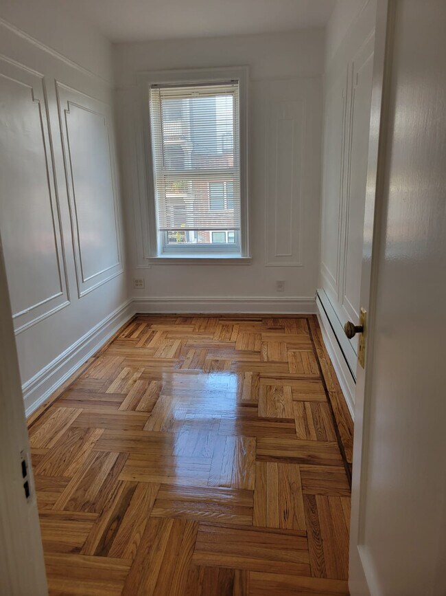 Bedroom - 404 Hawthorne St