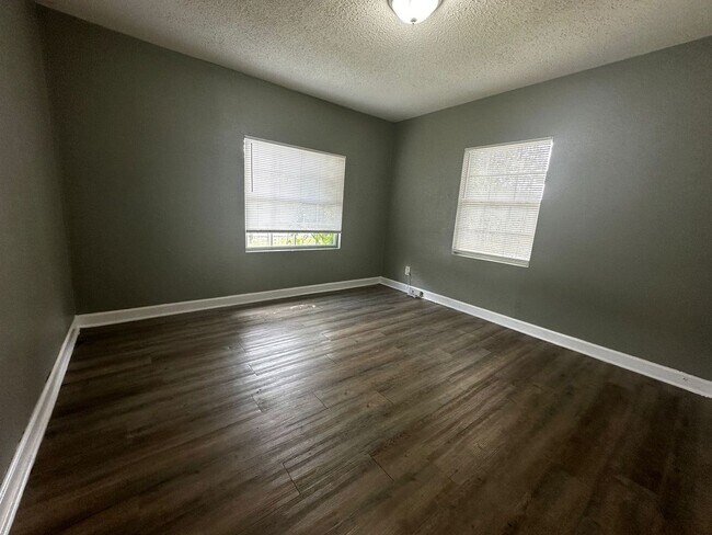 Building Photo - 3/2 Renovated Home in Tampa, 33612- Immedi...