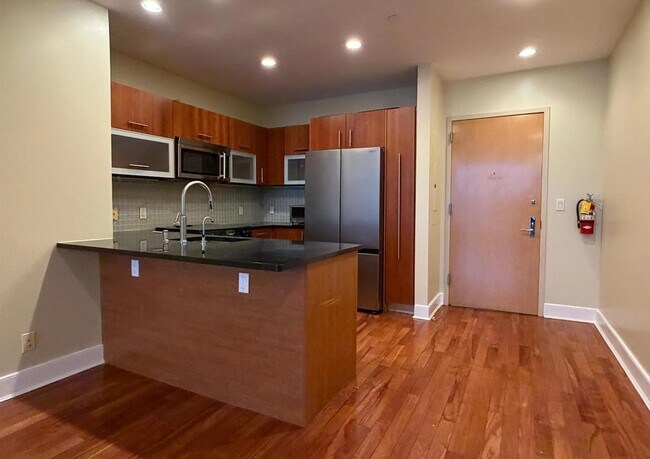 Foto del edificio - 8125 River Rd