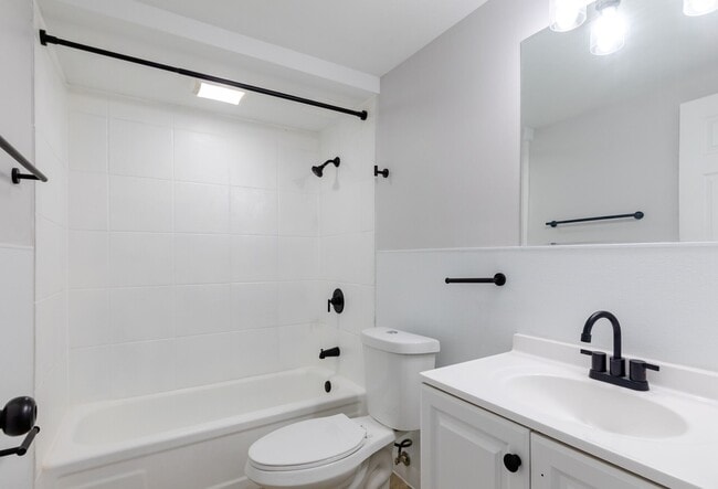 Building Photo - Onyx on Victoria