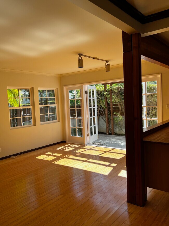 Foto del edificio - 818 N Sweetzer Ave