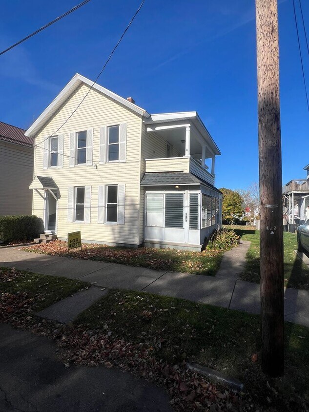 Foto principal - 418 E 5th St