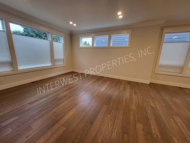 Foto del edificio - 4 bd 3.5ba dream home in the heart of the Woodlawn District w/Washer/Dryer, Garage & Gas Fireplace!