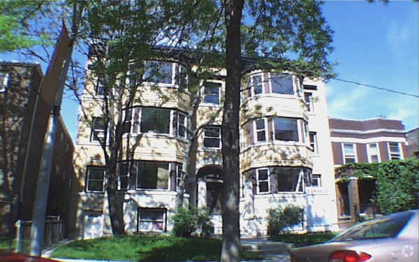 Foto principal - 5726-5728 N Kenmore Ave