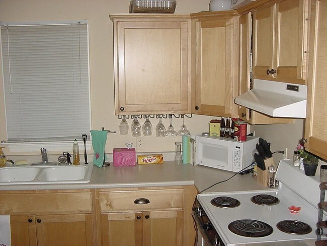 Building Photo - 4 br, 1 bath  - 440 Ranney St Uppr Upper