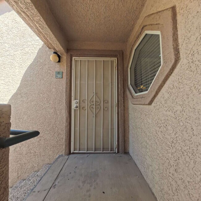 Foto del edificio - Upgraded 1 Bed 1 Bath Second-Story Condo at Opulence!