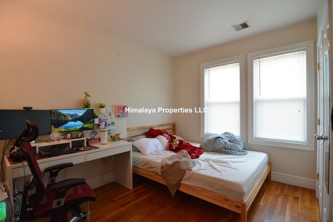 Building Photo - 220 Calumet St